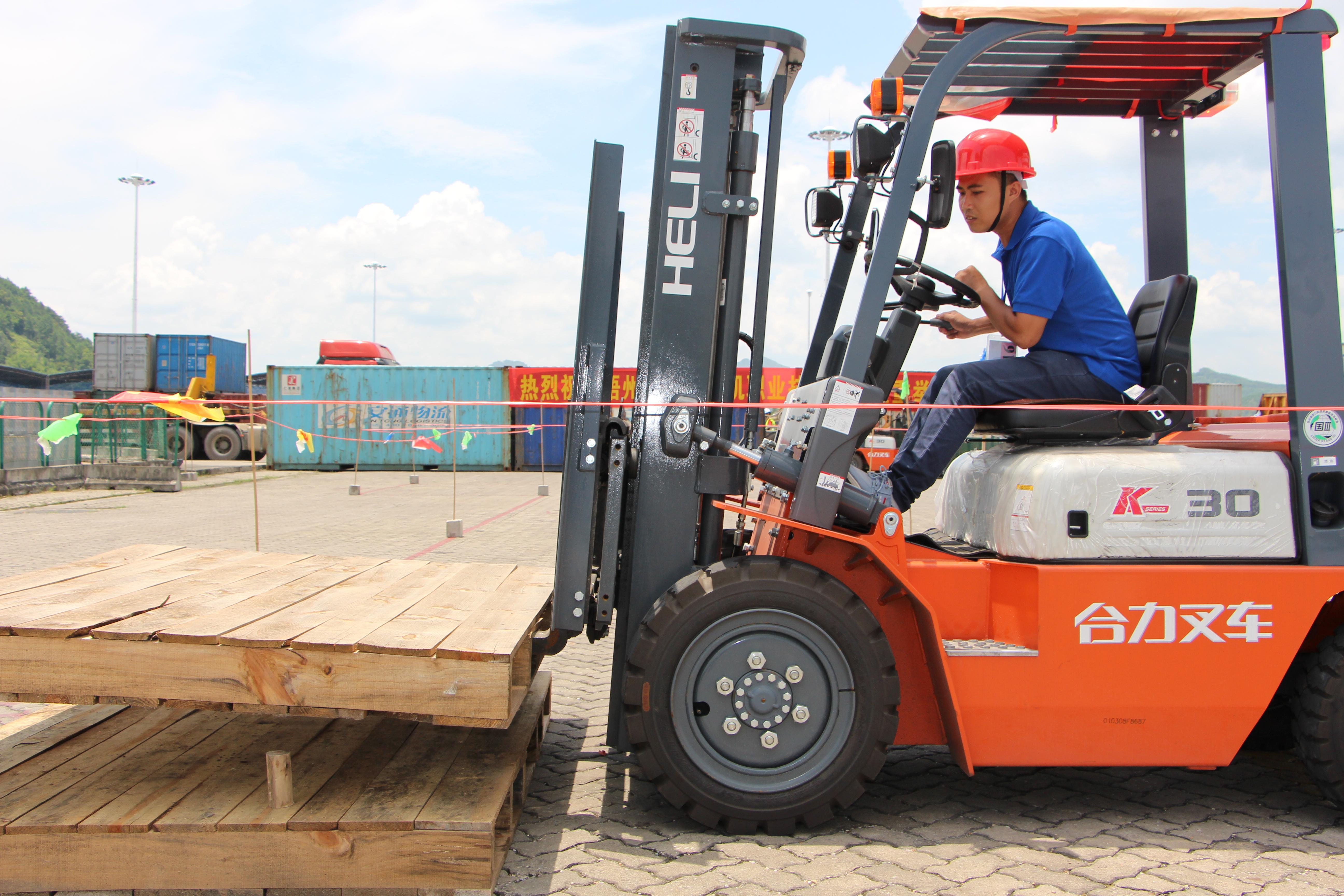 中環(huán)學(xué)校 焊工培訓(xùn)畢業(yè)照